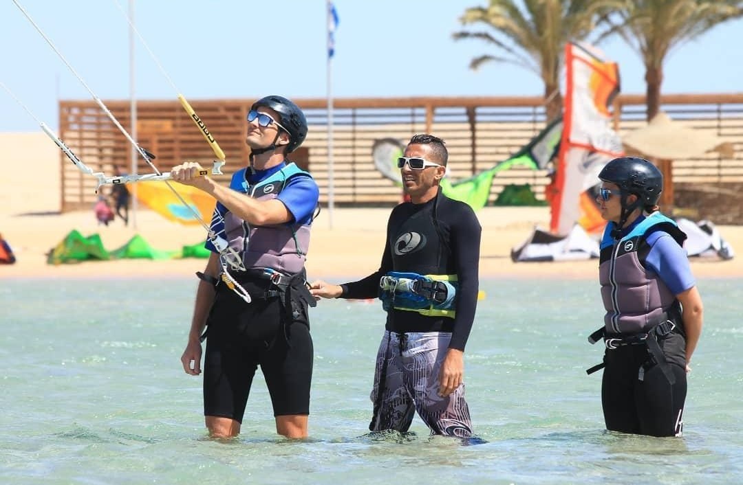Small-group kitesurf course